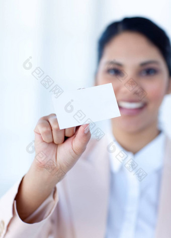 少数民族女商人持有白色卡