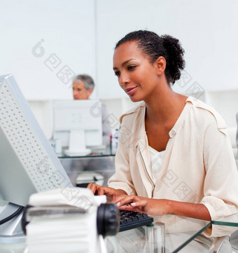 集中女商人工作电脑