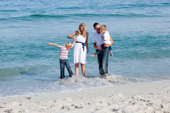 活泼的家庭有趣的海滩