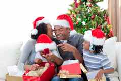 快乐美国黑人家庭有趣的圣诞节礼物