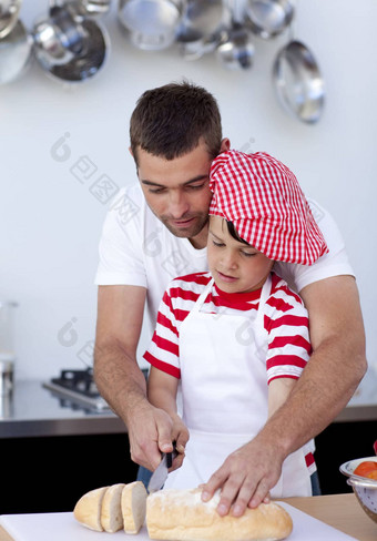 父亲帮助儿子切割面包