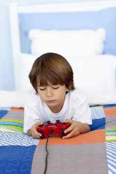 男孩玩电子游戏卧室