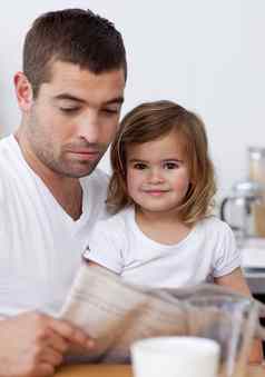 父亲阅读报纸女儿