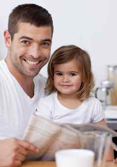 微笑父亲阅读报纸女儿