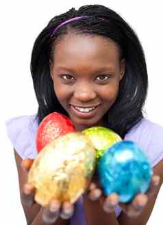 微笑少数民族女人显示复活节鸡蛋
