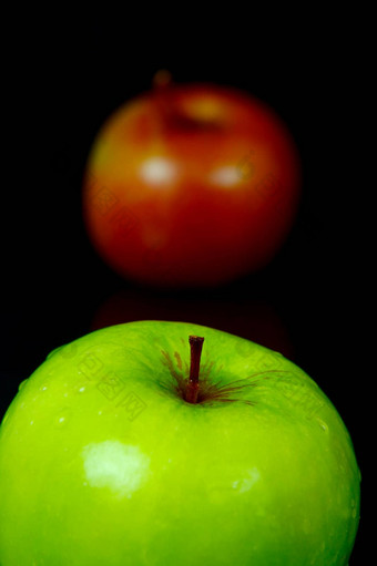 红色的绿色<strong>苹果</strong>