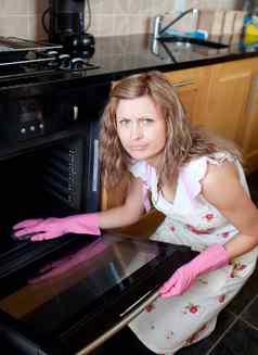生气女人清洁烤箱