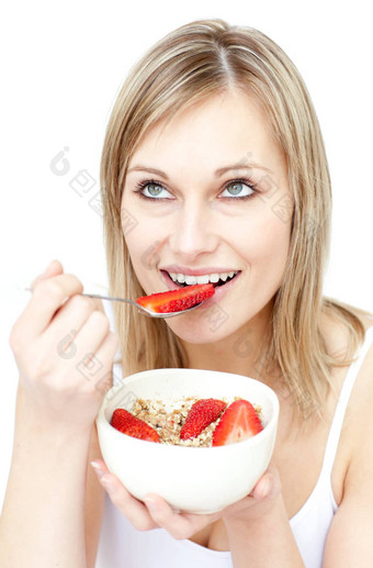迷人的女人吃谷物草莓
