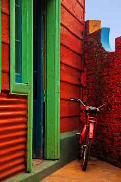 红色的自行车红色的墙