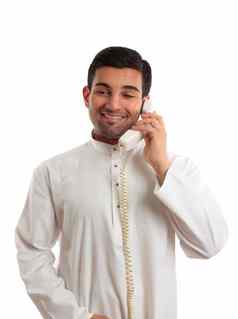 中间东部阿拉伯男人。电话