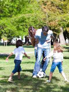 活泼的家庭玩足球