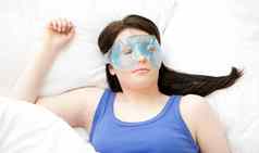 高加索人年轻的女人睡觉眼睛面具