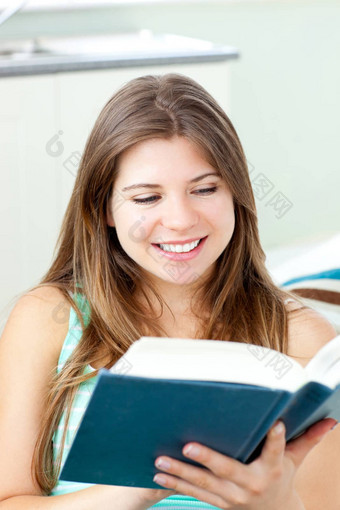 明亮的高加索人女人阅读书首页