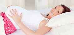 辐射怀孕了女人休息床上卧室