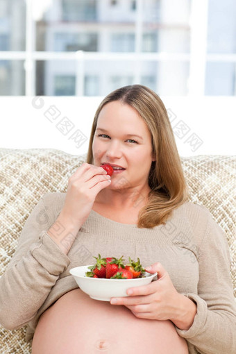 未来妈妈吃草莓坐着沙发