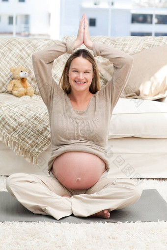 漂亮的未来妈妈。瑜伽位置地板上