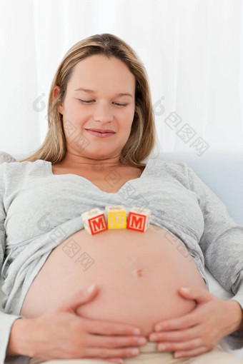 可爱的怀孕了女人妈妈信肚子