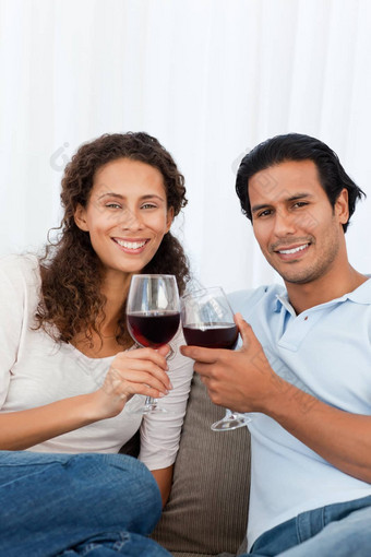 快乐夫妇无比的眼镜红色的酒沙发