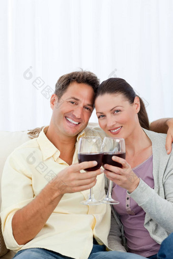 可爱的夫妇喝红色的酒沙发
