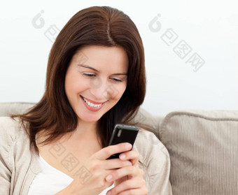 有吸引力的女人阅读短信移动电话