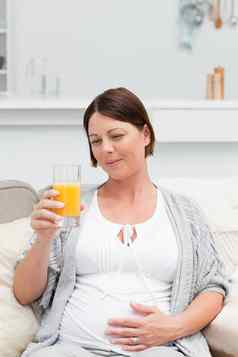 怀孕了女人喝橙汁