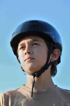 肖像男孩穿滑板头盔
