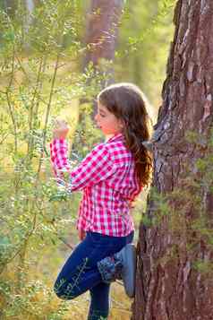 美丽的孩子女孩配置文件植物松森林