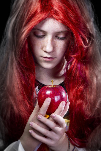 女孩红色的苹果诗意的表示图片