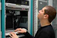 网络技术员执行预防维护服务器