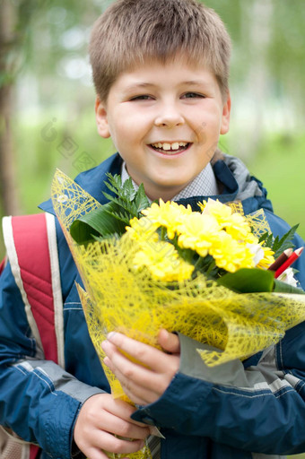 小学生花束黄色的菊花公园