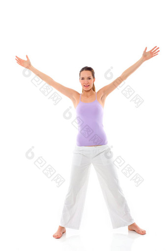 年轻的女人练习瑜伽白色背景工作室