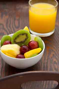 健康的早餐水果沙拉橙色汁
