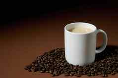 图像咖啡杯包围咖啡豆子