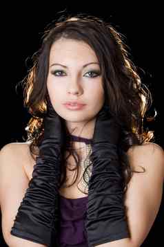 美丽的年轻的女人紫罗兰色的衣服黑色的