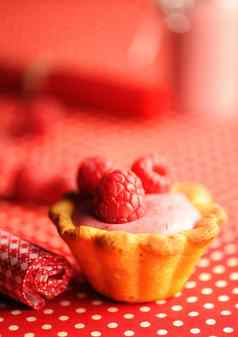 蛋糕树莓酸奶甜点