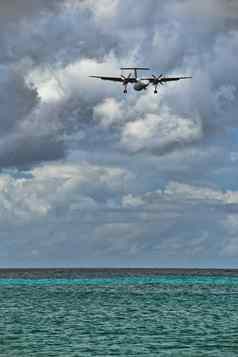 飞机着陆圣马丁岛海岸荷兰安的列斯群岛