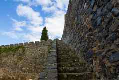 石头楼梯中世纪的墙城堡天空