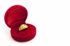 红色的天鹅绒盒子金环