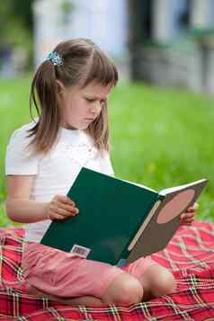 可爱的女孩学龄前儿童书格子公园