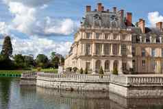 中世纪的皇家城堡枫丹白露湖巴黎法国