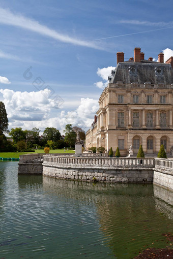 中世纪的皇家城堡枫丹白露湖巴黎法国