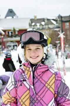 快乐女孩滑雪头盔冬天度假胜地