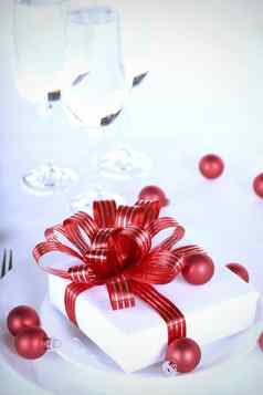 白色现在红色的丝带晚餐板圣诞节