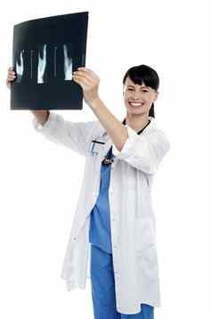 年轻的外科医生持有x射线表病人