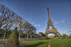 之旅埃菲尔铁塔美丽的冬天一天巴黎埃菲尔铁塔塔摇来摇去