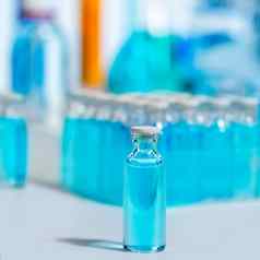 化学科学实验室蓝色的玻璃瓶