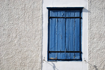 <strong>关闭窗口</strong>蓝色的木百叶窗白色粉刷墙