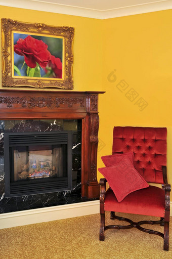 壁炉红色的椅子