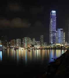 业务塔住宅公寓建筑在香港香港晚上