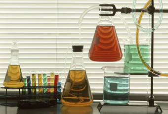 科学<strong>玻璃器皿</strong>管填满彩色的液体